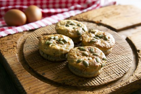 Téléchargez les photos : Muffins salés aux légumes et dattes. - en image libre de droit