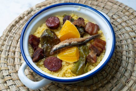Téléchargez les photos : Migas tapa espagnol. Recette avec chapelure, anchois, chorizo et poivre frit. - en image libre de droit