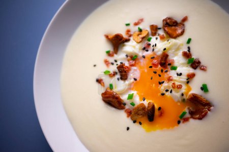 Foto de Crema de patata con champiñones y huevo escalfado. - Imagen libre de derechos