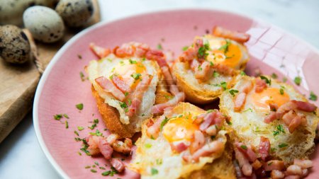 Téléchargez les photos : Toasts aux œufs de caille frits et au bacon - en image libre de droit