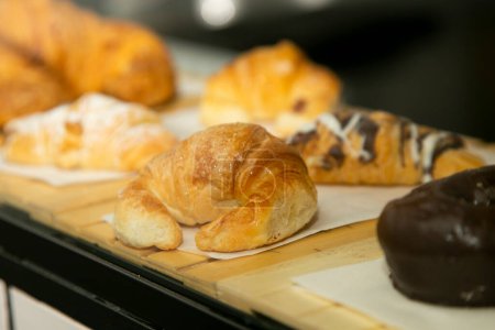 Téléchargez les photos : Une sélection de pâtisseries sont exposées dans une boulangerie. - en image libre de droit
