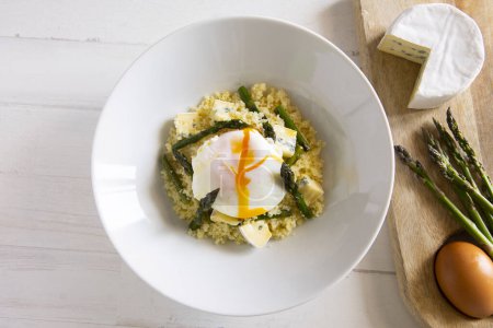 Téléchargez les photos : Plat de couscous avec œuf poché et asperges vertes. - en image libre de droit