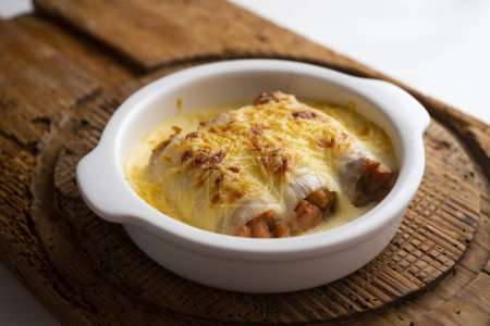 Téléchargez les photos : Cannelloni fait avec des poireaux et farci avec de la viande et cuit au four. - en image libre de droit