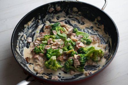 Téléchargez les photos : Brocoli cuit à la crème style carbonara italien au bacon. - en image libre de droit