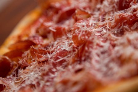 Foto de Jamón ibérico en forma de corazón. Pizza napolitana con receta italiana. - Imagen libre de derechos