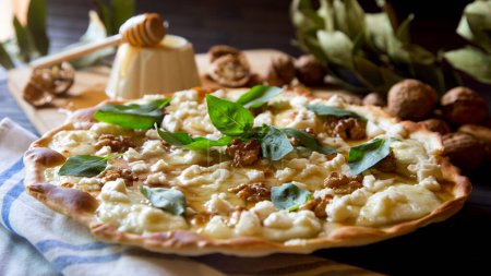 Foto de Pizza dulce con queso fresco, nueces y miel. Pizza napolitana hecha con receta italiana. - Imagen libre de derechos
