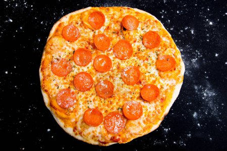 Téléchargez les photos : Pizza au salami. Pizza napolitaine à base de salami, fromage et légumes cuits au four. Recette végétarienne italienne. - en image libre de droit