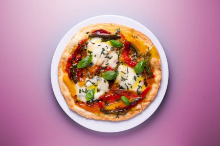 Téléchargez les photos : Pizza aux légumes. Pizza napolitaine à base de légumes cuits au four. Recette végétarienne italienne. - en image libre de droit