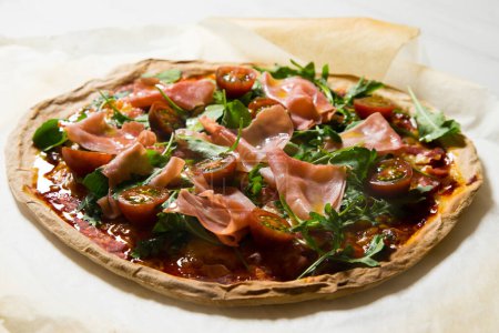 Foto de Prosciutto Pizza. Pizza napolitana con salsa de tomate, queso y jamón de jamón. Auténtica receta italiana. - Imagen libre de derechos