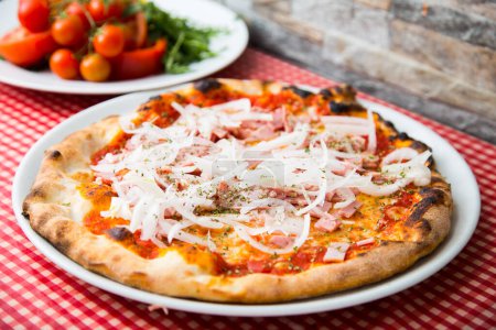 Foto de Prosciutto Pizza. Pizza napolitana con salsa de tomate, queso y jamón de jamón. Auténtica receta italiana. - Imagen libre de derechos