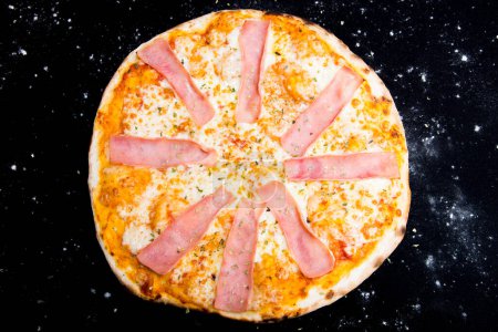Téléchargez les photos : Pizza au prosciutto. Pizza napolitaine avec sauce tomate, fromage et jambon de prosciutto. Authentique recette italienne. - en image libre de droit
