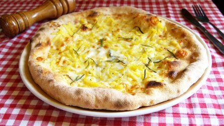 Téléchargez les photos : Quatre pizzas au fromage. pizza napolitaine faite avec une variété de fromages européens tels que Mozzarella, Brie et Gorgonzola. Recette végétarienne italienne. - en image libre de droit