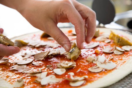 Foto de Pizza de setas. Pizza napolitana con salsa de tomate, queso, jamón y setas. Auténtica receta italiana. - Imagen libre de derechos
