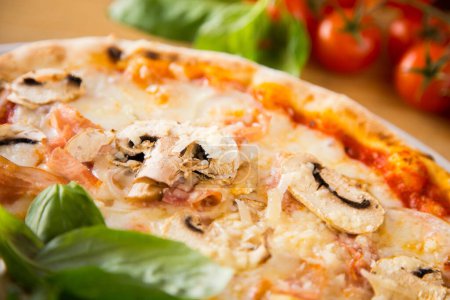 Téléchargez les photos : Pizza aux champignons. Pizza napolitaine avec sauce tomate, fromage, jambon et champignons. Authentique recette italienne. - en image libre de droit