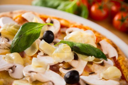 Foto de Pizza de setas. Pizza napolitana con salsa de tomate, queso, jamón y setas. Auténtica receta italiana. - Imagen libre de derechos