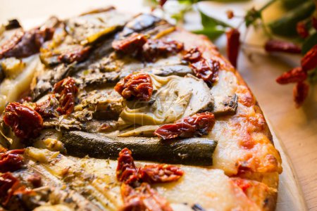 Foto de Pizza con verduras. Pizza napolitana hecha con verduras horneadas. Receta vegetariana italiana. - Imagen libre de derechos