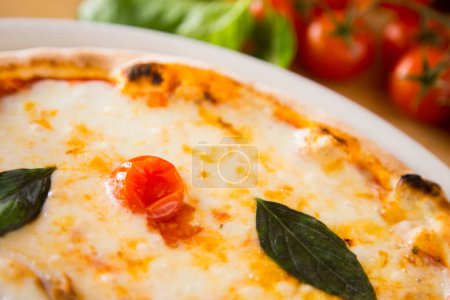 Téléchargez les photos : Margherita Pizza. Pizza napolitaine à base de tomates San Marzano, fromage mozzarella, basilic frais, sel et huile d'olive extra vierge. - en image libre de droit