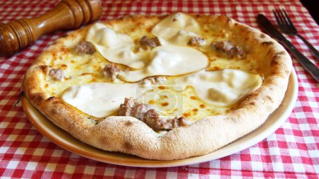 Téléchargez les photos : Pizza aux saucisses. Pizza napolitaine avec sauce tomate, fromage, viande de saucisse de porc. Authentique recette italienne. - en image libre de droit