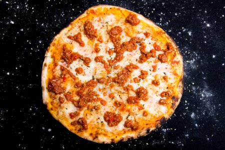 Foto de Pizza de salchichas. Pizza napolitana con salsa de tomate, queso, carne de salchicha de cerdo. Auténtica receta italiana. - Imagen libre de derechos