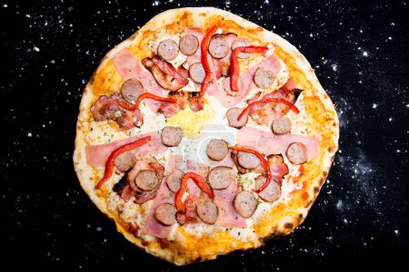 Téléchargez les photos : Pizza aux saucisses. Pizza napolitaine avec sauce tomate, fromage, viande de saucisse de porc. Authentique recette italienne. - en image libre de droit