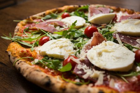 Téléchargez les photos : Pizza Bufala Mozzarella. Pizza napolitaine à base de sauce tomate, fromage mozzarella et quelques légumes. Recette italienne. - en image libre de droit