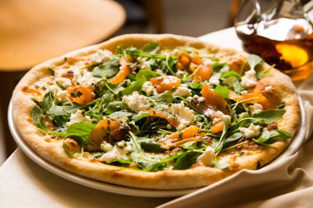 Téléchargez les photos : Pizza au saumon. Pizza napolitaine faite avec du saumon et des légumes cuits au four. Recette végétarienne italienne. - en image libre de droit