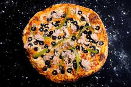 Foto de Pizza de Atún. Pizza napolitana con queso mozzarella, atún, cebolla y aceitunas. Auténtica receta italiana. - Imagen libre de derechos