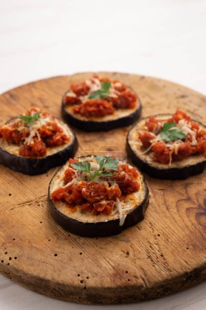Téléchargez les photos : Mini pizza aux aubergines et fromage - en image libre de droit