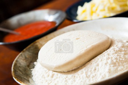 Téléchargez les photos : Préparation d'une pizza en pétrissant la pâte et en cuisinant avec de la sauce tomate maison italienne. - en image libre de droit