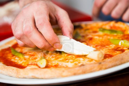Foto de Carpaccio de carne de pizza. Pizza napolitana elaborada con salsa de tomate, queso y ternera. Receta italiana. - Imagen libre de derechos