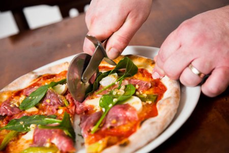 Téléchargez les photos : Carpaccio de bœuf à pizza. Pizza napolitaine à base de sauce tomate, fromage et boeuf. Recette italienne. - en image libre de droit