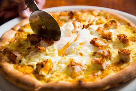 Téléchargez les photos : Pizza au porc pané, curry et oeuf. Pizza napolitaine à base de mozzarella. Recette italienne. - en image libre de droit