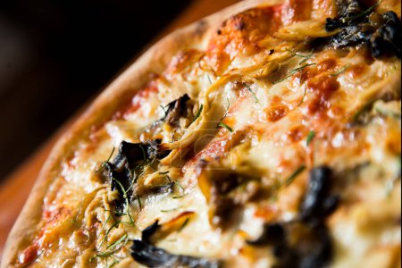 Foto de Pizza con alcachofas. Pizza napolitana hecha con verduras horneadas. Receta vegetariana italiana. - Imagen libre de derechos