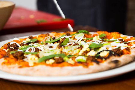 Foto de Pizza con carne y curry. Pizza napolitana hecha con carne con especias de curry. Receta italiana. - Imagen libre de derechos