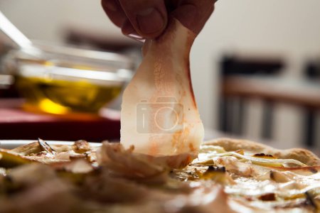 Foto de Pizza napolitana con guanciale, pecorino y radicchio. Receta italiana clásica. - Imagen libre de derechos