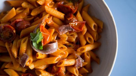 Téléchargez les photos : Macaronis siciliens aux anchois et câpres. Recette italienne traditionnelle. - en image libre de droit