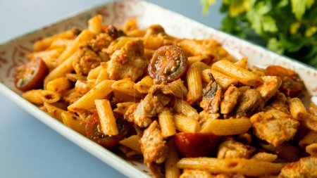 Téléchargez les photos : Macaronis au four avec poulet et tomate. Recette italienne traditionnelle. - en image libre de droit