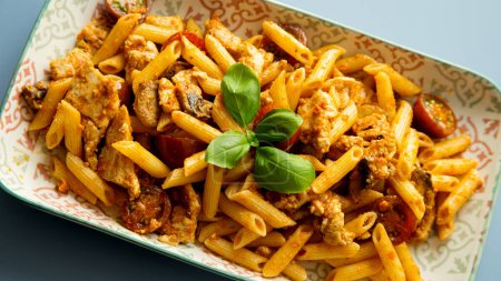 Téléchargez les photos : Macaronis au four avec poulet et tomate. Recette italienne traditionnelle. - en image libre de droit