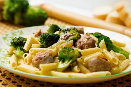 Téléchargez les photos : Macaroni à la saucisse et au brocoli. Recette italienne traditionnelle. - en image libre de droit