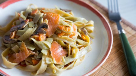Téléchargez les photos : Recette de pâtes italiennes au saumon de l'Alaska. Recette traditionnelle de la côte italienne. - en image libre de droit