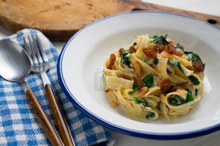 Téléchargez les photos : Recette italienne de pâtes aux épinards et raisins secs. - en image libre de droit