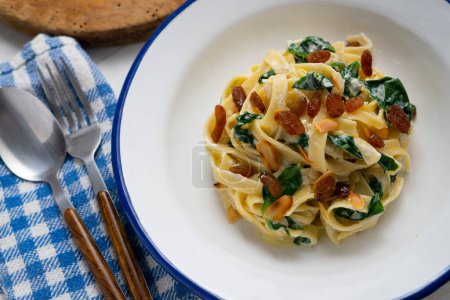 Téléchargez les photos : Recette italienne de pâtes aux épinards et raisins secs. - en image libre de droit