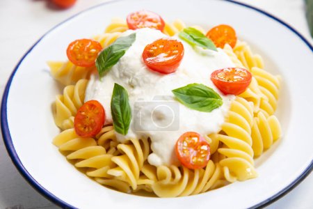 Téléchargez les photos : Recette italienne de pâtes fusilli avec sauce mozzarella et tomates cerises - en image libre de droit