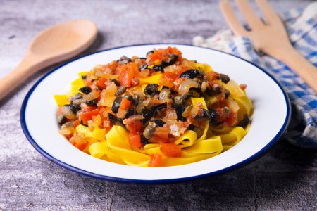Téléchargez les photos : Pâtes aux tomates, olives noires et câpres. - en image libre de droit
