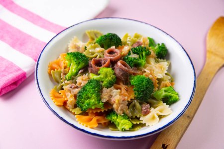 Foto de Pasta con anchoas y brócoli. Receta italiana tradicional. - Imagen libre de derechos