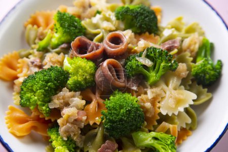 Téléchargez les photos : Pâtes aux anchois et brocoli. Recette italienne traditionnelle. - en image libre de droit