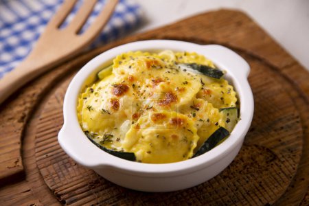 Téléchargez les photos : Gratin de raviolis italiens au fromage cuit.v - en image libre de droit