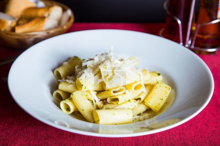 Téléchargez les photos : Pâtes italiennes avec sauce au fromage dans un restaurant italien. - en image libre de droit