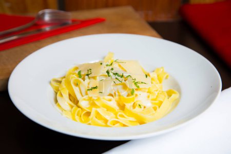 Téléchargez les photos : Pâtes italiennes avec sauce au fromage dans un restaurant italien. - en image libre de droit