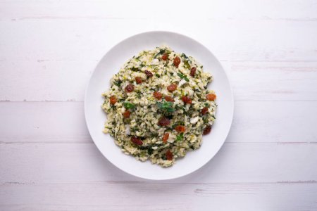 Téléchargez les photos : Recette italienne de risotto aux épinards et raisins secs. - en image libre de droit